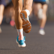 Com foco em longevidade esportiva, Márcio Velho da Silva mostra como a corrida de rua sustentável equilibra performance, clima e qualidade do ar.