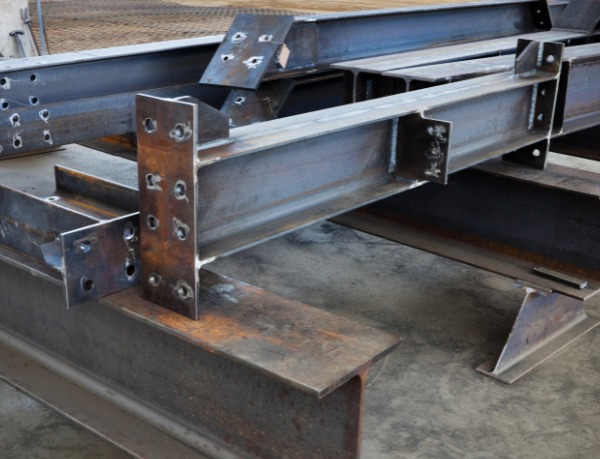 Soluções com vigas treliçadas pré-fabricadas para obras com acesso limitado, desenvolvidas para Valderci Malagosini Machado.