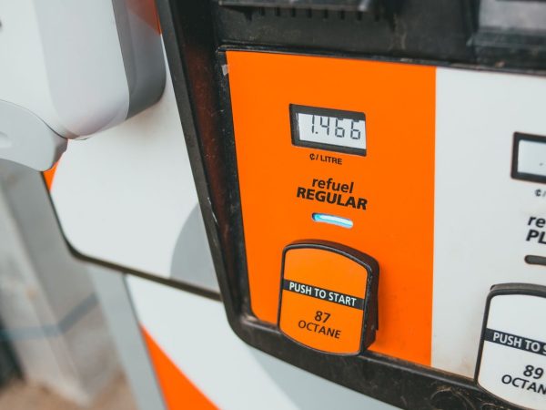 Detalhe de uma bomba de combustível com visor indicando preço e octanagem.