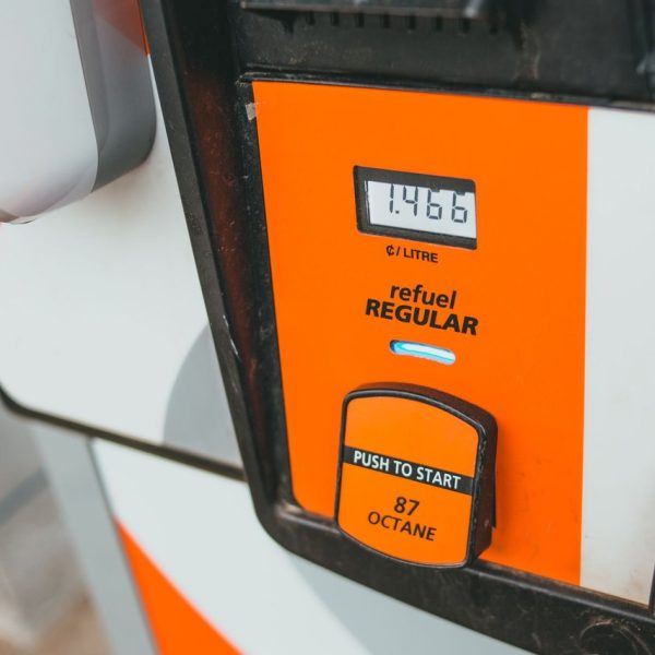 Detalhe de uma bomba de combustível com visor indicando preço e octanagem.