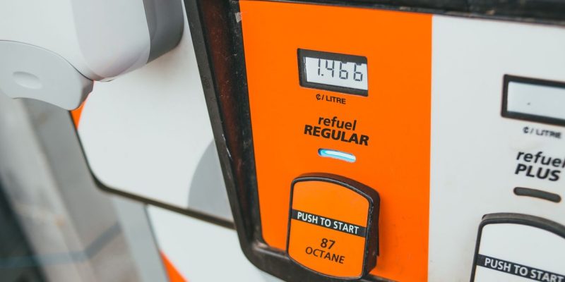 Detalhe de uma bomba de combustível com visor indicando preço e octanagem.